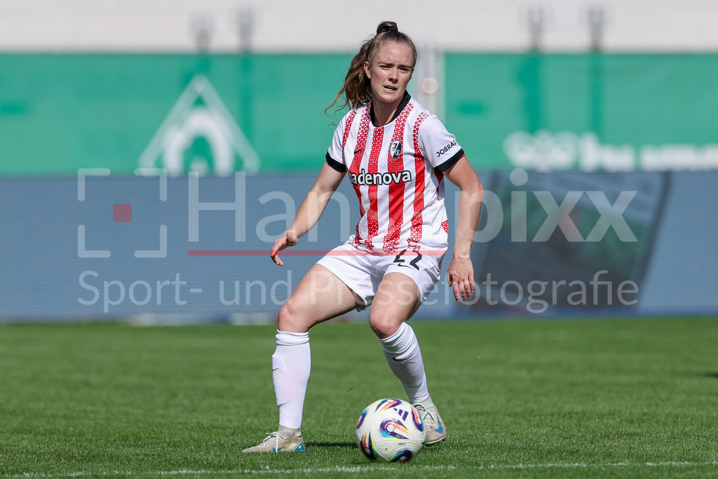 Fussball, Google Pixel Frauen-Bundesliga, SV Werder Bremen - SC Freiburg | Lisa Kolb (SC Freiburg, 22) am Ball, Freisteller, Einzelbild, Ganzkörper, Aktion, Action, Spielszene, DIE DFB-RICHTLINIEN UNTERSAGEN JEGLICHE NUTZUNG VON FOTOS ALS SEQUENZBILDER UND/ODER VIDEOÄHNLICHE FOTOSTRECKEN. DFB REGULATIONS PROHIBIT ANY USE OF PHOTOGRAPHS AS IMAGE SEQUENCES AND/OR QUASI-VIDEO.