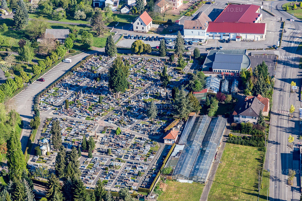 Vue aérienne: Cimetière à Wissembourg dans le département Bas Rhin, France. Photo: IMG_099292.jpg prise le 30/04/2017 par Werner Riehm/FLY-FOTO.euRésolution de l'original: 4889 x 3259 px