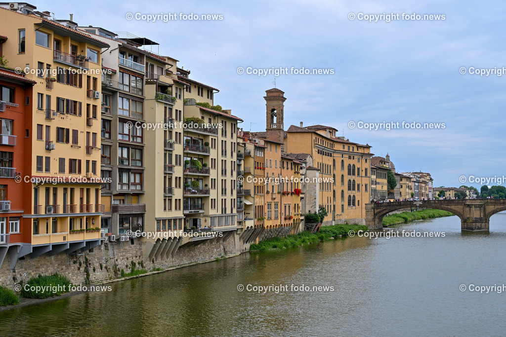 Italien_ Toscana_ Florenz_ 30.05.2024-198 | 30.05.2024, Italien, ITA, Toskana, Florenz im Bild Stadtansichten, Gebäude, Architektur, Touristen, Historisch, Souvenir, Altstadt, Museum, Statuen, Skulpturen, Piazza della Signoria, Statue David, Palazzo Vecchio, Neptunbrunnen, Piazza della Repubblica, Ponte Vecchio, Brücke, Uffizien, Kathedrale Santa Maria del Fiore, Arno, Fluß


Florenz, Firenze, ist eine italienische Großstadt. Nach Einwohnern ist sie die achtgrößte Stadt Italiens. Florenz ist die Hauptstadt sowie größte Stadt der Region Toskana und der Metropolitanstadt Florenz, in der etwa eine Million Menschen leben. Florenz ist für seine Geschichte berühmt. Leonardo da Vinci verbrachte große Teile seiner Jugend in Florenz, Michelangelo fand Unterschlupf in der Kirche der Medici, Galileo Galilei wohnte als Hofmathematiker in den Palästen der Medici. Von 1865 bis 1871 war die Stadt die Hauptstadt des neu gegründeten Königreichs Italien. Das historische Zentrum von Florenz zieht Jahr für Jahr Millionen von Touristen an. Die historische Innenstadt wurde von der UNESCO im Jahre 1982 zum Weltkulturerbe erklärt. 
Quelle: Wikipedia
