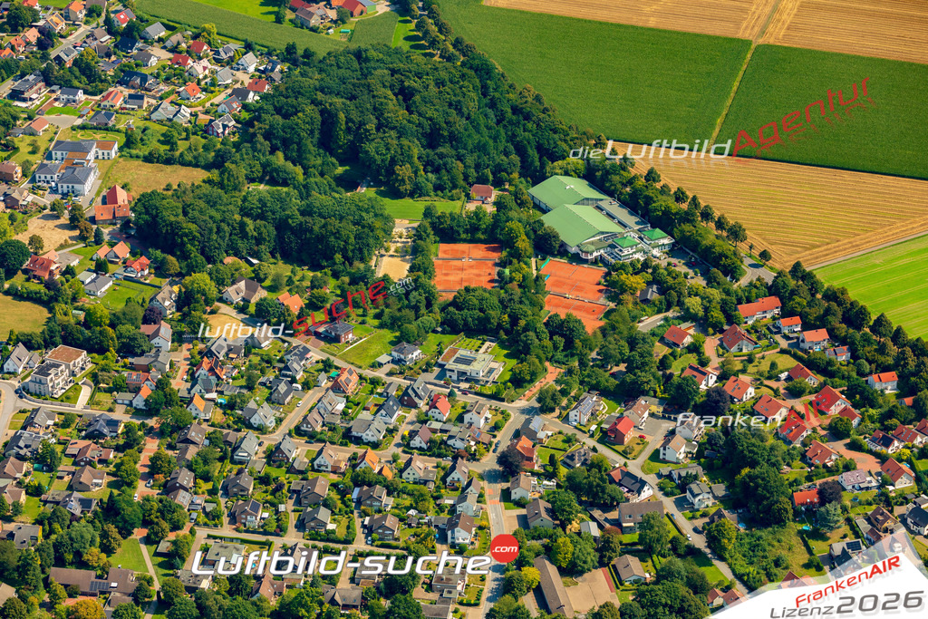 Luftbild der Stadt Rödinghausen - Die Luftaufnahme wurde 2025 vom UL-Flugzeug heraus erstellt ( keine Drohne ) - Hochauflösende Luftaufnahme - für professionelle Ausdrucke geeignet. Die Geschenkidee !Hier alle&nbsp;Infos zur Lizenzierung der LuftaufnahmeWir fliegen auch dieses Jahr wieder in Ihre Region um Luftbilder zu erstellen.- Luftbild anfragen