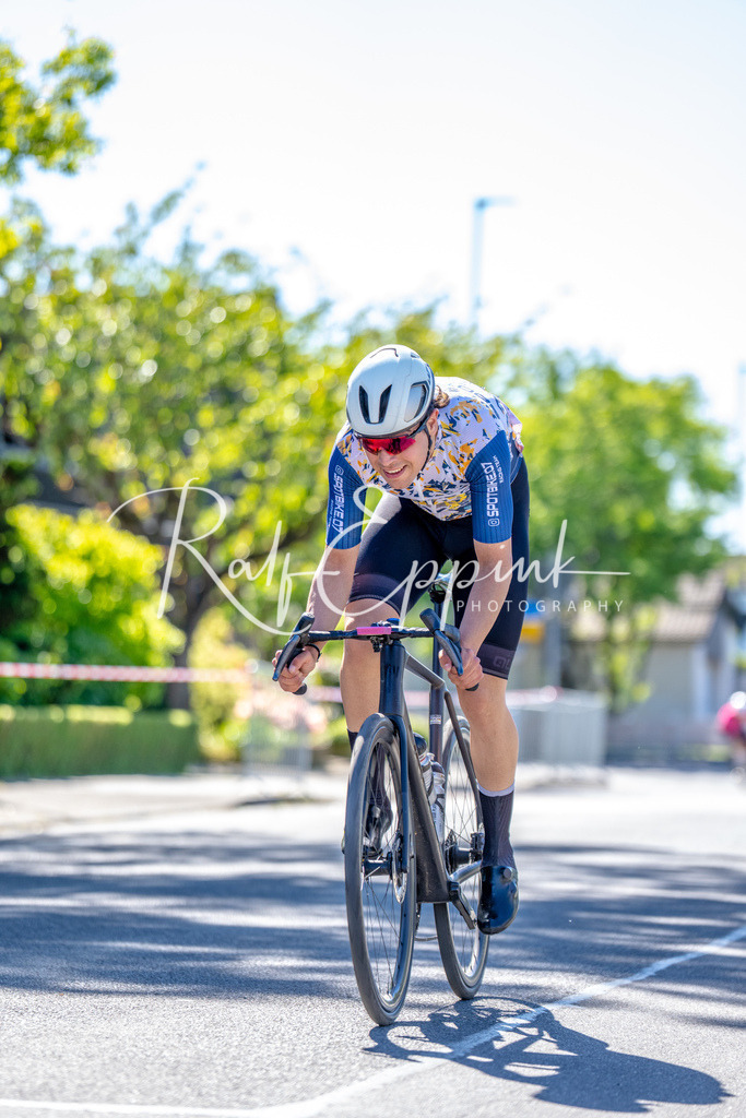 Spurt in den Mai 2026 - Großer Preis der Sparkasse Neuss | Annual one-day road cycling race "Großer Preis der Sparkasse Neuss" held in Büttgen, Germany, organized by VfR Büttgen 1912 e.V. The event features multiple races across all age categories from U11 youth to Elite men. - Realisiert mit Pictrs.com