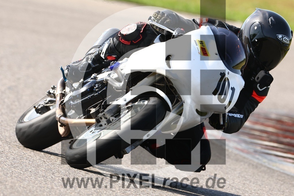 0101-20250502_00558 | Schöne Erinnerungen an spannende Momente - das festzuhalten ist unser Job. PIXELrace.de ist seit 2003 auf den Rennstrecken Europas unterwegs um die Action draußen beim Fahren und die wunderbare Stimmung imm Fahrerlager für euch einzufangen.