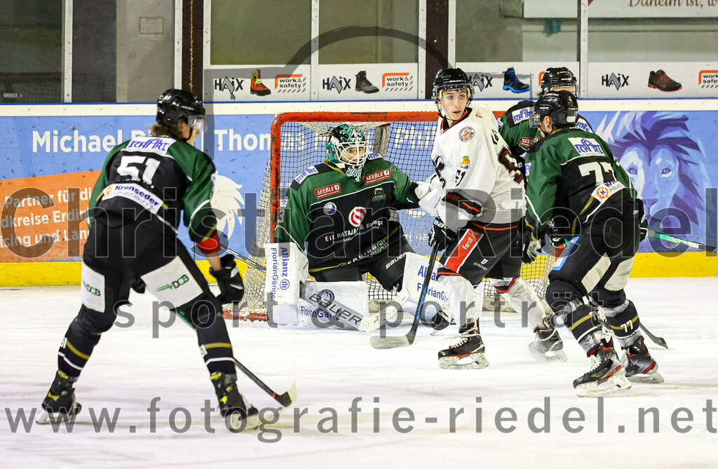 2022-09-30_116_TSV_Erding_gegen_EV_Dingolfing | Erding, Deutschland, 30.09.2022:
Eishockey, Bayernliga 2022 / 2023, Testspiel, TSV Erding gegen EV Dingolfing, Endergebnis: 3:4

Ryan Murphy (Erding Gladiators, #51), Torwart Thomas Hingel (Erding Gladiators, #33), Kevin Aigner (EV Dingolfing, #51), Philipp Michl (Erding Gladiators, #77)

Foto: Christian Riedel / fotografie-riedel.net