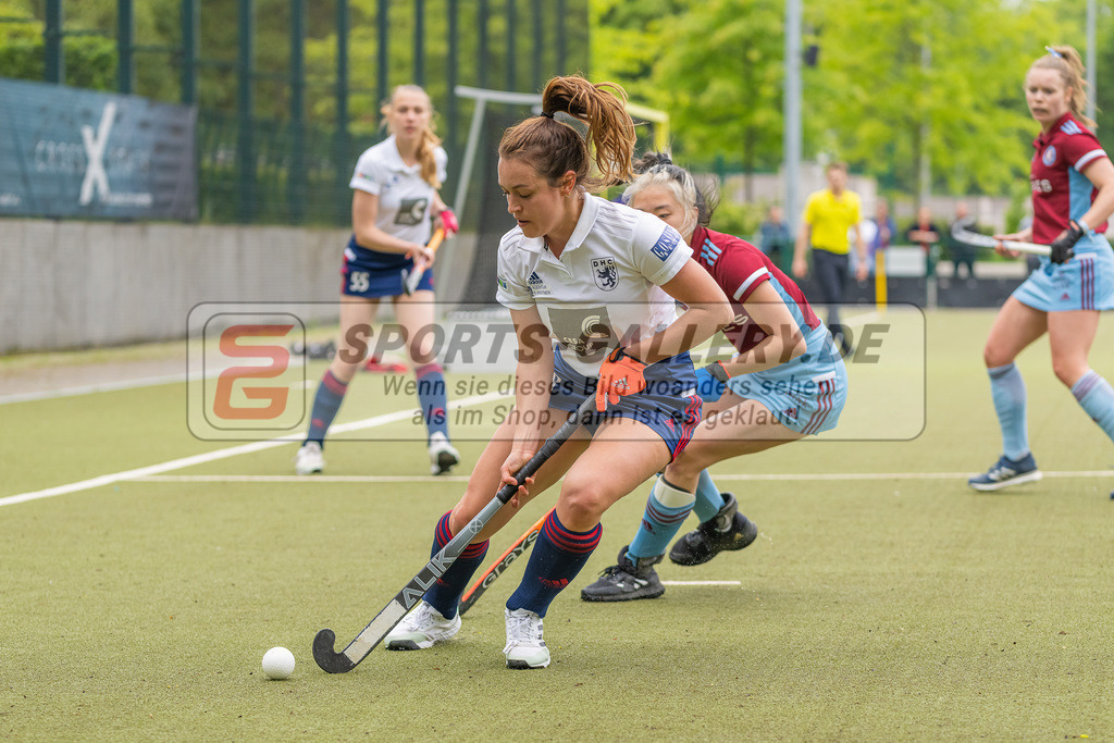 HK_20230520_108374 | 1. Bundesliga Damen Düsseldorfer HC - UHC Hamburg am 20.5.2023 DHC Düsseldorf, Düsseldorf , Tessa Schubert ( Düsseldorfer HC #28 ) , Yani Zhong ( UHC Hamburg #27 )