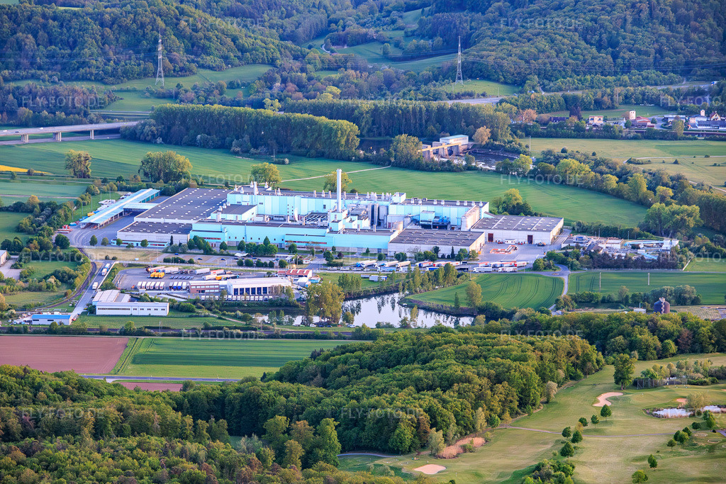 Luftbild: Industriegebiet Eltmann mit Papierfabrik Palm GmbH & Co. | Werk Eltmann im Ortsteil Limbach in Eltmann im Bundesland Bayern in Deutschland.Foto: IMG_155506.jpg vom 02.05.2026 durch Werner Riehm/FLY-FOTO.deAuflösung des Originals: 6000 x 4000 pxWerk Eltmann: Palm Gruppe