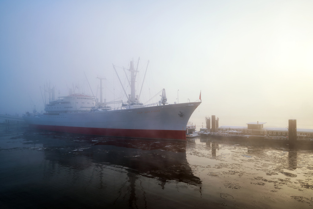 10260107 - Cap San Diego im Nebeldunst | Ein ganz besonderes Motiv der Cap San Diego an einem Nachmittag voller Nebel im Winter.