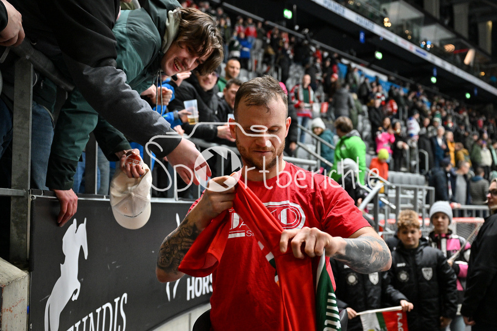 Augsburger Panther - Düsseldorfer EG | Die Panther feiern mit den Fans den Heimsieg gegen Duesseldorf / Jubel / Sieg / Freude / Happy / DEL: Augsburger Panther - Düsseldorfer EG, Curt Frenzel Stadion am 13.12.2024 / Maximilian RENNER (Augsburger Panther #58)