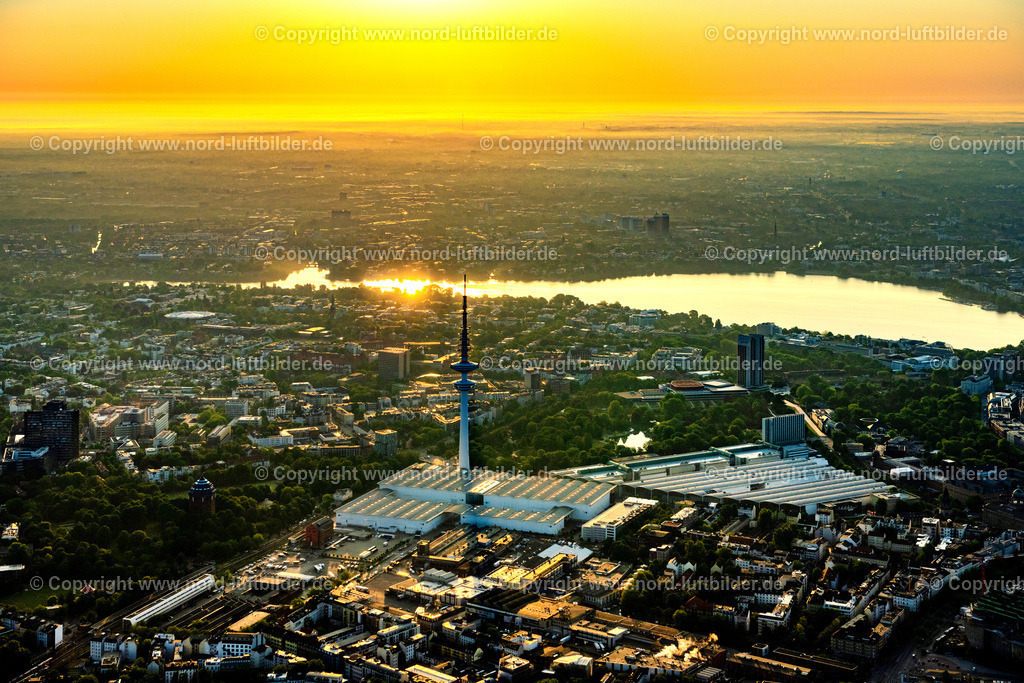 Hamburg_Messe_Alster_Fernsehturm_Sonnenaufgang_ELS_3086050623 | HAMBURG 05.06.2023 Ausstellungsgelände und Messehallen der Neuen Messe der Hamburg im Sonnenaufgang Messe und Congress GmbH am Fernsehturm "Heinrich-Hertz-Turm" in Hamburg. Weiterführende Informationen bei: Hamburg Messe und Congress GmbH. // Exhibition grounds and exhibition halls of the new Hamburg trade fair in the sunrise fair and congress GmbH at the television tower "Heinrich-Hertz-Turm" in Hamburg. Further information at: Hamburg Messe und Congress GmbH. Foto: Martin Elsen