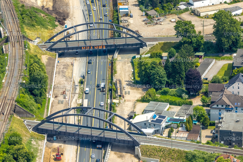 Herne250601551 | Luftbild, Eisenbahngleis über Eisenbahngleise, zwei Eisenbahnbrücken über die Autobahn A42 im Bereich Cranger Straße, Baukau-West, Herne, Ruhrgebiet, Nordrhein-Westfalen, Deutschland