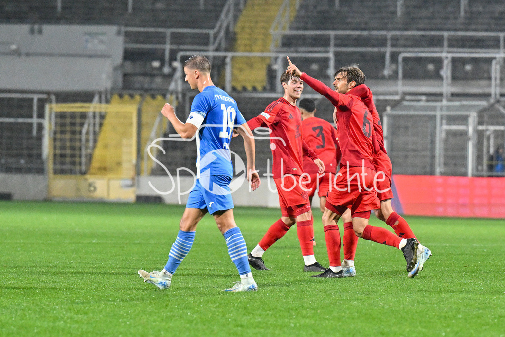 FC Bayern Amateure - FV Illertissen | Jubel der kleinen Bayern nach dem Trefferzum 1-1 durch Luca DENK (FC Bayern München II #6) / Freude / Happy / tor / torschuetze
