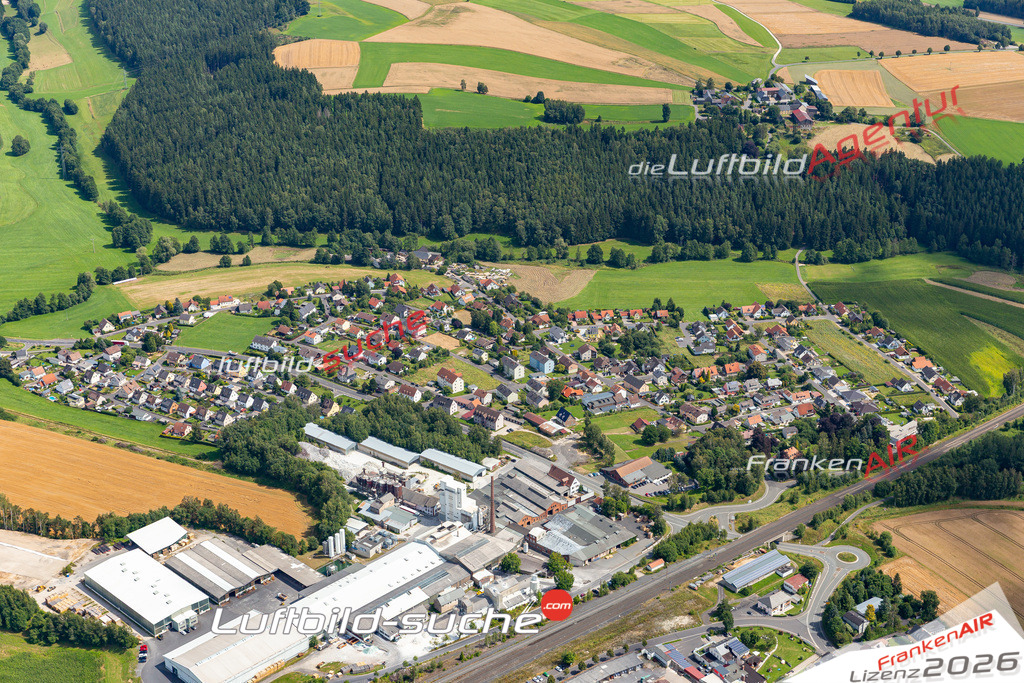 Die Luftaufnahme Holenbrunn - Wunsiedel wurde 2021 mittels Flugzeug (keine Drohne) erstellt. Hohe Auflösung -für große Poster und Wandbilder geeignet!