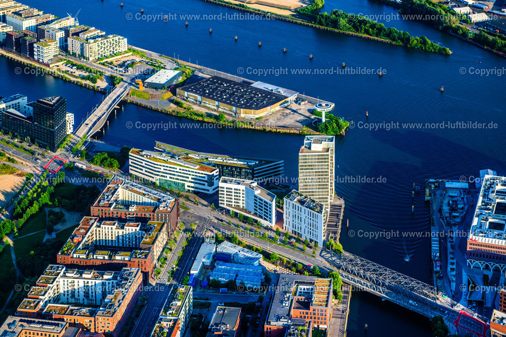 Hamburg_Hafen_Universität_Baakenhafen_Oper_Hafencity_ELS_8926160625 | HAMBURG 16.06.2025 Hochhaus " WATERMARK " und und Büro- und Geschäftshauses " Intelligent Quarters " am Buenos-Aires-Kai - Überseeallee in der Hafen City in Hamburg, Deutschland. Weiterführende Informationen bei: Ad Alliance GmbH,  BAM Deutschland AG,  ECE Marketplaces GmbH & Co. KG,  ECE Projektmanagement G.m.b.H & Co. KG,  Heidersberger Fassadenbau GmbH,  IQ Tower GmbH & Co. KG,  SRE STRABAG Real Estate GmbH,  Störmer Murphy and Partners GbR,  TK Techniker Krankenkasse,  bdsarchitects BDS Generalplanung GmbH. // High-rise building " WATERMARK " and office and commercial building " Intelligent Quarters " on Buenos-Aires-Kai - Ueberseeallee in Hafen City in Hamburg, Germany. Further information at: Ad Alliance GmbH,  BAM Deutschland AG,  ECE Marketplaces GmbH & Co. KG,  ECE Projektmanagement G.m.b.H & Co. KG,  Heidersberger Fassadenbau GmbH,  IQ Tower GmbH & Co. KG,  SRE STRABAG Real Estate GmbH,  Stoermer Murphy and Partners GbR,  TK Techniker Krankenkasse,  bdsarchitects BDS Generalplanung GmbH. Foto: Martin Elsen
