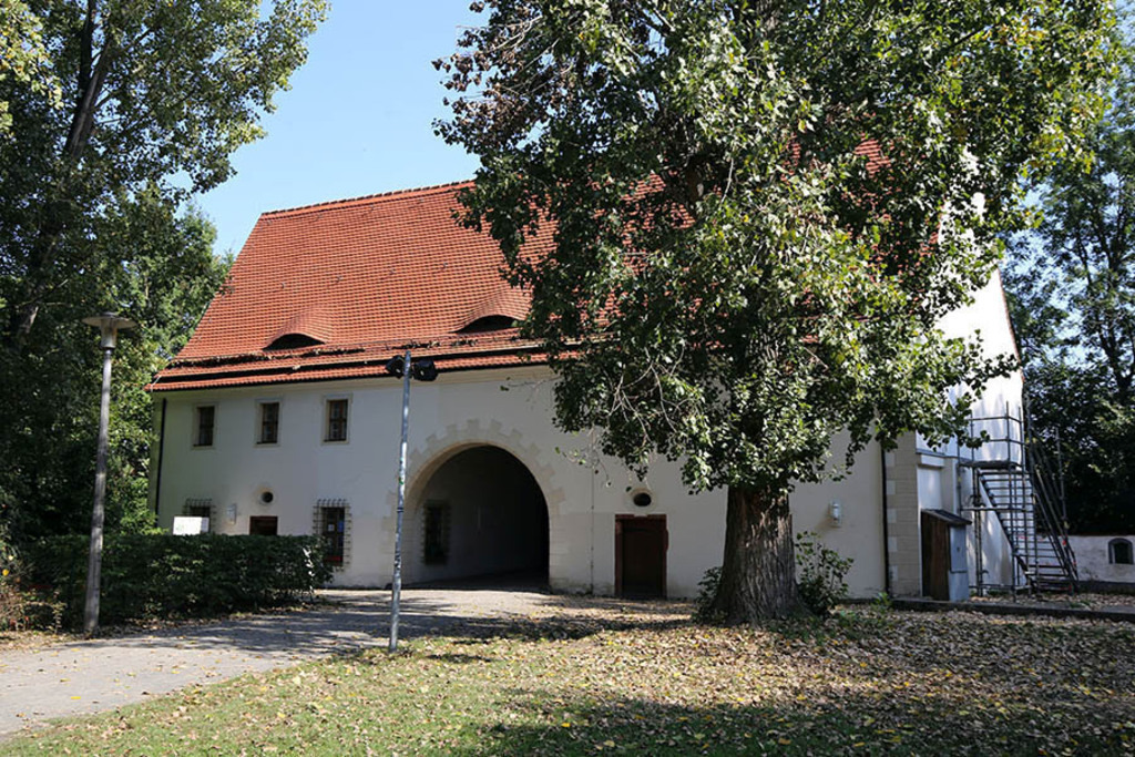 Torhaus Dölitz | Das Team hinter BILDLEXIKON LEIPZIG bündelt historische wie aktuelle Informationen über die Stadt Leipzig in Text und Bild auf einer Plattform und stellt diese der interessierten Öffentlichkeit zur Verfügung.
