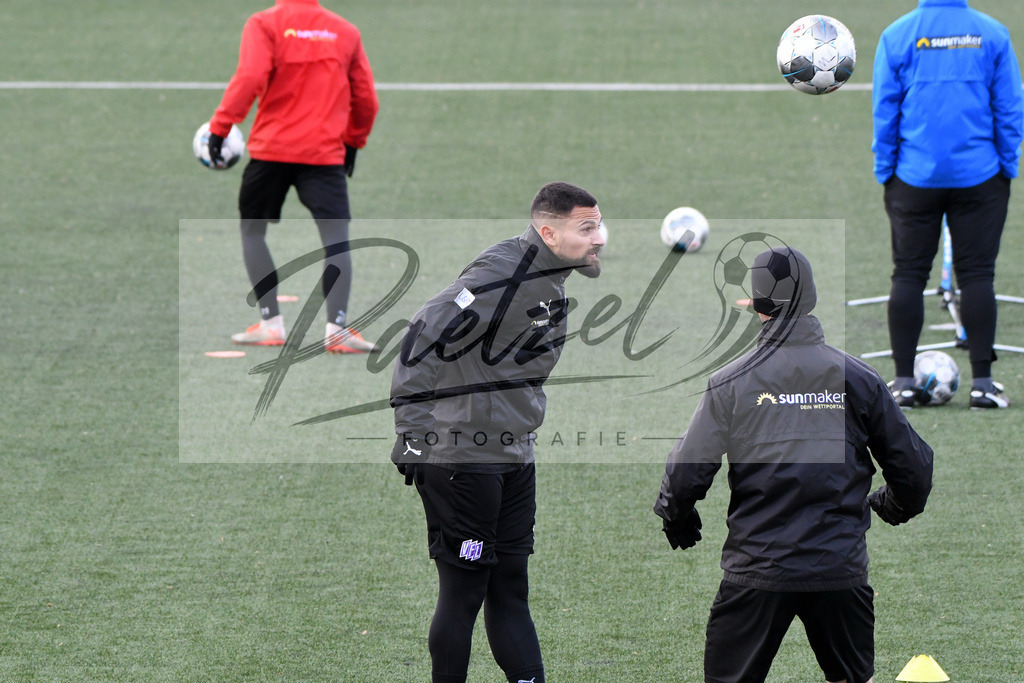 20200131_TRAOSN_0084 | Fußball, Herren: Marcos Alvarez (VfL Osnabrueck) in Aktion, am Ball, Einzelaktion waehrend der Trainingseinheit des VfL Osnabrueck im Sportpark Illoshoehe am 31.01.2020 in Osnabrueck, Deutschland. - Realisiert mit Pictrs.com