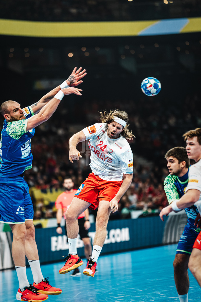 Handball | Herren | EHF EURO 2024 | European Championshop Men 2024 Final Tournament | Slowenien vs. Dänemark | 23.01.2024 | Der Wurf von Mikkel Hansen (#24, Dänemark, DEN) wird von Borut Mackovsek (#51, Slowenien, SLO) geblockt