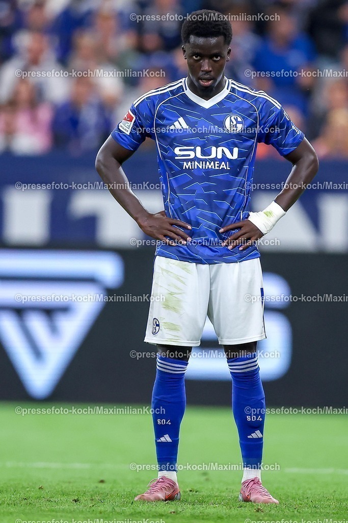 S0413092501132 | 13.09.2025, Fußball, FC Schalke 04 - Holstein Kiel, 5.Spieltag, 2. Fußball Bundesliga, Veltins-Arena Gelsenkirchen, Saison 2025 2026: Christian Pierre Louis Gomis (Schalke04 #07)DFB regulations prohibit any use of photographs as image sequences and or quasi-video.