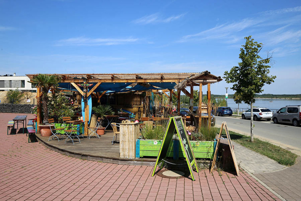 Zwenkauer See - Tiki Bar | Entdecke über 20 Kategorien Leipzig-Motive: Foto-Downloads, hochwertige Poster, Leinwand- & Fine-Art-Prints. Jetzt Lieblingsfoto im Bildlexikon Leipzig Shop bestellen!