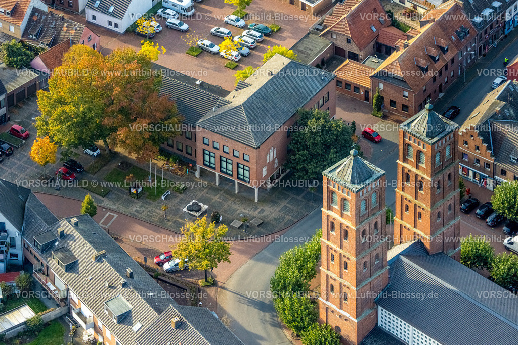 Uedem241014203 | Luftbild, Rathaus und römisch-katholische Pfarrkirche St. Laurentius, Uedem, Niederrhein, Nordrhein-Westfalen, Deutschland