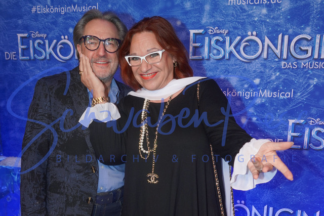 261124Ho516 | Lou Hoffner, Gerd Steinle Musicalpremiere Die EiskoeniginBlauer Teppich und Schneefall, Premiere zum Musical Disneys Die Eiskoenigin mit Promis am blauen Laufsteg. Deutschland, Stuttgart, Stage Apollo Theater, 22.11.2024