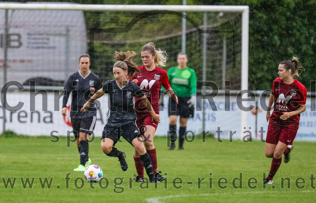 2023-10-14_022_FC_Schwaig_gegen_SV_Schechen | Oberding, Deutschland, 14.10.2023:
Fußball, Bezirksliga 2023 / 2024, 6. Spieltag, FC Schwaig gegen SV Schechen, Endergebnis: 4:3

Katharina Rachor (SV Schechen, #3), Lola Ascher (FC Schwaig, #9)

Foto: Christian Riedel / fotografie-riedel.net