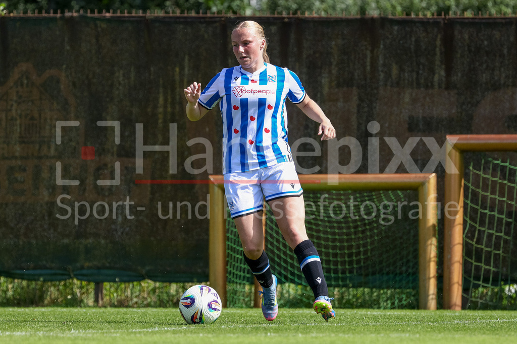 Fussball, Testspiel Frauen, SV Werder Bremen - SC Heerenveen | Elize van Vilsteren (SC Heerenveen, 14) am Ball, Freisteller, Einzelbild, Ganzkörper, Aktion, Action, Spielszene