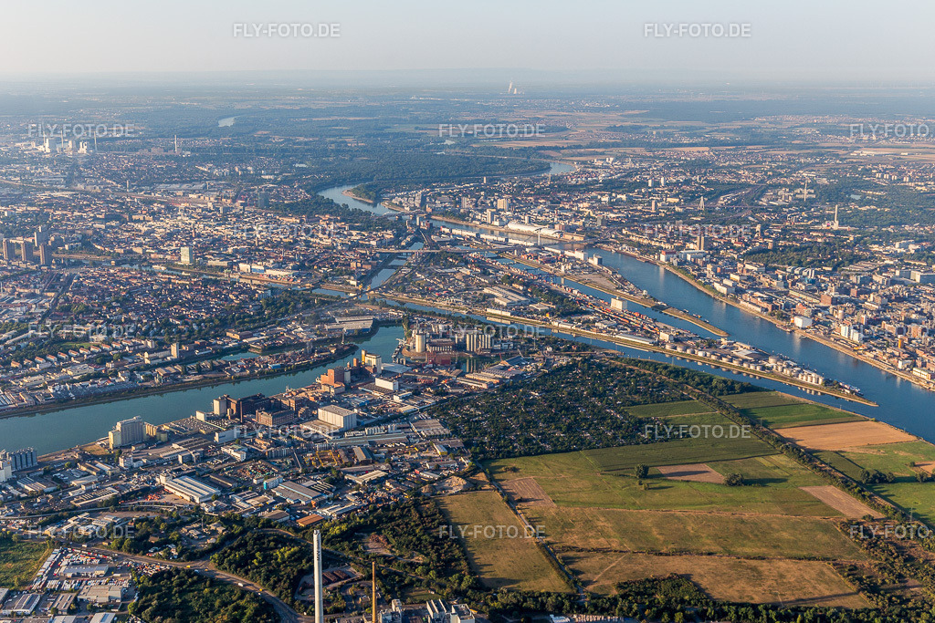 Neckarspitze Industriehafen | Luftbild: Neckarspitze Industriehafen im Ortsteil Neckarstadt-West in Mannheim im Bundesland Baden-Württemberg in Deutschland. Foto: IMG_109505.jpg vom 31.07.2018 durch Werner Riehm/FLY-FOTO.de - Realisiert mit Pictrs.com