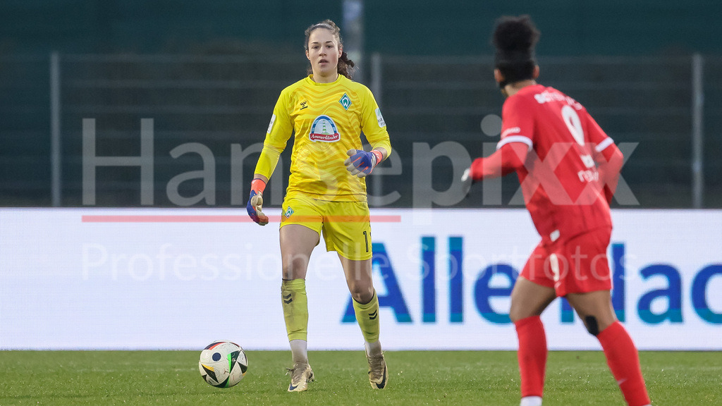 Fussball, Google Pixel Frauen-Bundesliga, SV Werder Bremen - SC Freiburg | v.li.: Livia Peng (Torhüterin, Torwart, SV Werder Bremen, 1) am Ball, Einzelbild, Ganzkörper, Aktion, Action, Spielszene, DIE DFB-RICHTLINIEN UNTERSAGEN JEGLICHE NUTZUNG VON FOTOS ALS SEQUENZBILDER UND/ODER VIDEOÄHNLICHE FOTOSTRECKEN. DFB REGULATIONS PROHIBIT ANY USE OF PHOTOGRAPHS AS IMAGE SEQUENCES AND/OR QUASI-VIDEO.