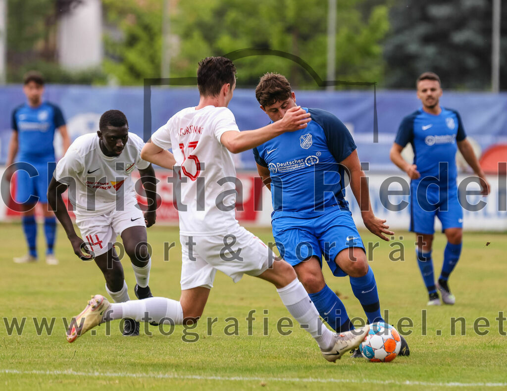 2023-06-30_084_FC_Langengeisling_gegen_VfB_Forstinning | Erding, Deutschland, 30.06.2023:
Fußball, Bezirksliga Oberbayern Ost 2023 / 2024, Testspiel, FC Langengeisling gegen VfB Forstinning, Endergebnis: 3:0

Bakary Touray (VfB Forstinning, #14), Niklas Mayer (VfB Forstinning, #13), Florian Rupprecht (FC Langengeisling, #11)

Foto: Christian Riedel / fotografie-riedel.net