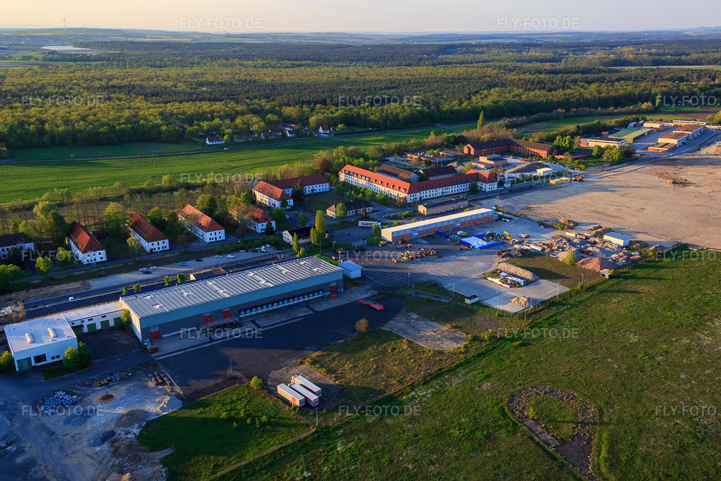 Luftbild: FRITSCH MHK4 und Guesthouse MOWO conneKT am Flugplatz im Ortsteil Hoheim in Kitzingen im Bundesland Bayern in Deutschland. – Foto: IMG_088069.jpg vom 06.05.2016 durch Werner Riehm/FLY-FOTO.de – Auflösung des Originals: 5155 x 3437 px – WWW.MOWO-MONTEURWOHNUNGEN.DE