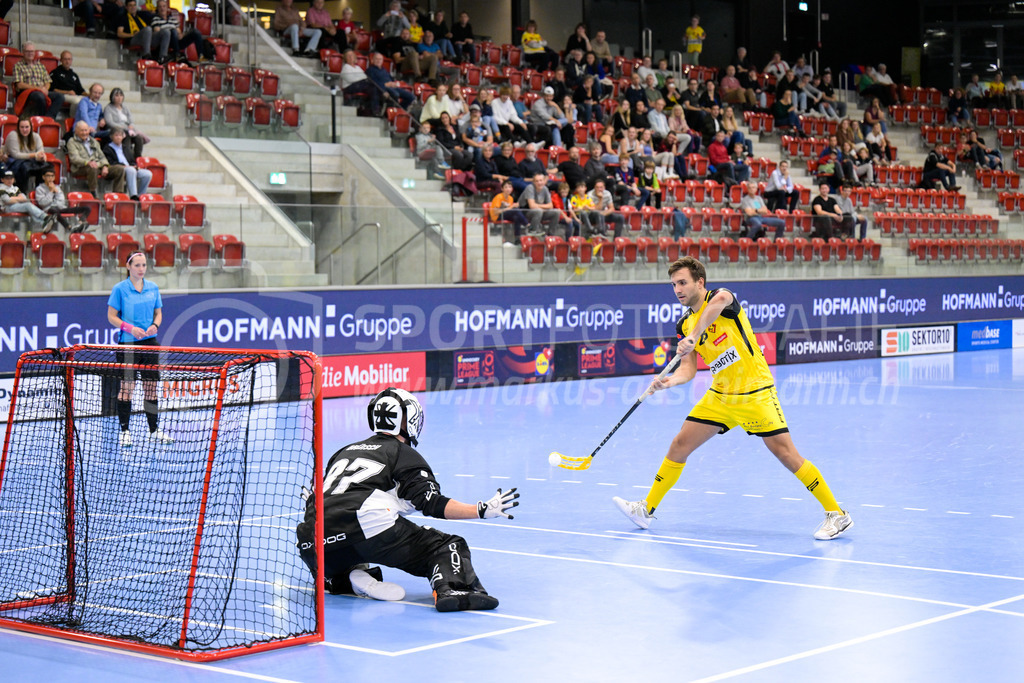 HC Rychenberg vs UHC Uster - 14. October 2022 | HC Rychenberg vs UHC Uster
AXA Arena, Winterthur
Tobias Studer (#23 HC Rychenberg) erzielt gegen Nicola Brütsch (#37 UHC Uster) ein Penaltytor mittels Zorro-Move.
Bild: Sportfotografie Markus Aeschimann | www.markus-aeschimann.ch - Realisiert mit Pictrs.com