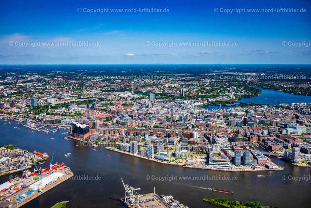 Hamburg_Strandkai_Chicargokai_Westfield_Hafencity_ELS_0710200625 | HAMBURG 20.06.2025 Gebäudekomplexedes am Überseequartier am Chicagokai - Osakaallee im Bereich des ehemaligen Grasbrooks im Ortsteil Hafencity in Hamburg, Deutschland. Weiterführende Informationen bei: CHRISTIAN DE PORTZAMPARC,  Depenbrock Bau GmbH & Co. KG,  F + Z Baugesellschaft, Zweigniederlassung der Hecker Bau GmbH & Co. KG,  Stump-Franki Spezialtiefbau GmbH,  Unibail-Rodamco Germany GmbH,  Unibail-Rodamco ÜSQ Süd Quartiersmanagement GmbH. // Building complex at the Ueberseequartier on Chicagokai - Osakaallee in the area of the former Grasbrook in the Hafencity district of Hamburg, Germany. Further information at: CHRISTIAN DE PORTZAMPARC,  Depenbrock Bau GmbH & Co. KG,  F + Z Baugesellschaft, Zweigniederlassung der Hecker Bau GmbH & Co. KG,  Stump-Franki Spezialtiefbau GmbH,  Unibail-Rodamco Germany GmbH,  Unibail-Rodamco UeSQ Sued Quartiersmanagement GmbH. Foto: Martin Elsen
