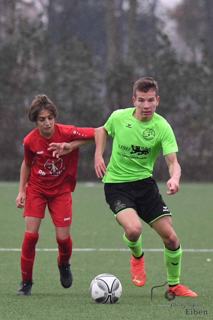 JFV Edewecht-Osnabrücker SC | C-Jugend Landesliga; JFV Edewecht (grün)-Osnabrücker SV (rot) am 18.11.2023; in Edewecht (Sportanlage Göhlenweg), Photo: Philip Eiben 2023 - Realisiert mit Pictrs.com