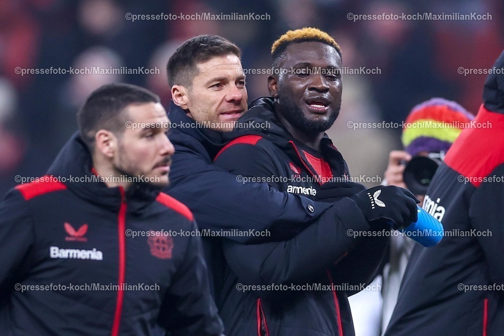 DFB05022501129 | 05.02.2025, Fußball, DFB-Pokal Viertelfinale, Bayer 04 Leverkusen - 1.FC Köln, BayArena, Saison 2024 2025: Cheftrainer Xabi Alonso (Bayer 04 Leverkusen Trainer) zusammen mit Victor Boniface (Bayer04 Leverkusen #22) nach dem 3:2 Sieg. Umarmung GlücklichDFB regulations prohibit any use of photographs as image sequences and or quasi-video.