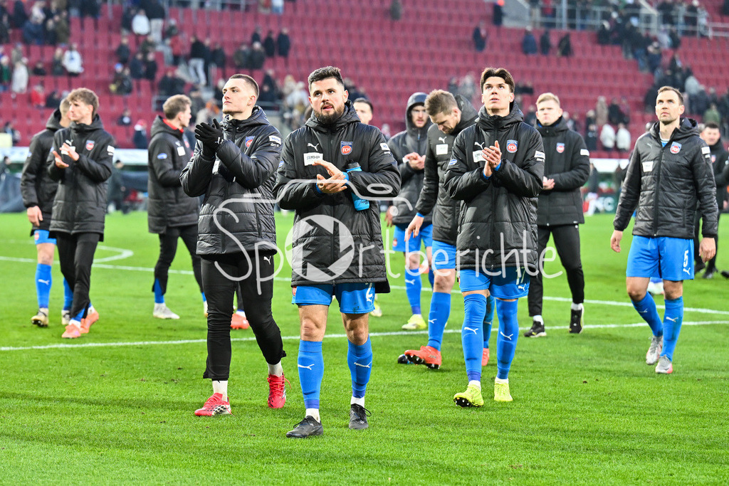 FC Augsburg - 1. FC Heidenheim | AUGSBURG, GERMANY - 15. FEBRUARY: hängende Köpfe bei den Heidenheimern nach der Niederlage gegen Augsburg nach dem Bundesligamatch zwischen dem FC Augsburg und dem 1. FC Heidenheim am 22. Spieltag in der WWK-Arena / DFL REGULATIONS PROHIBIT ANY USE OF PHOTOGRAPHS AS IMAGE SEQUENCES AND/OR QUASI-VIDEO / Marnon BUSCH (1. FC Heidenheim 2), Mathias HONSAK (1. FC Heidenheim 17)
