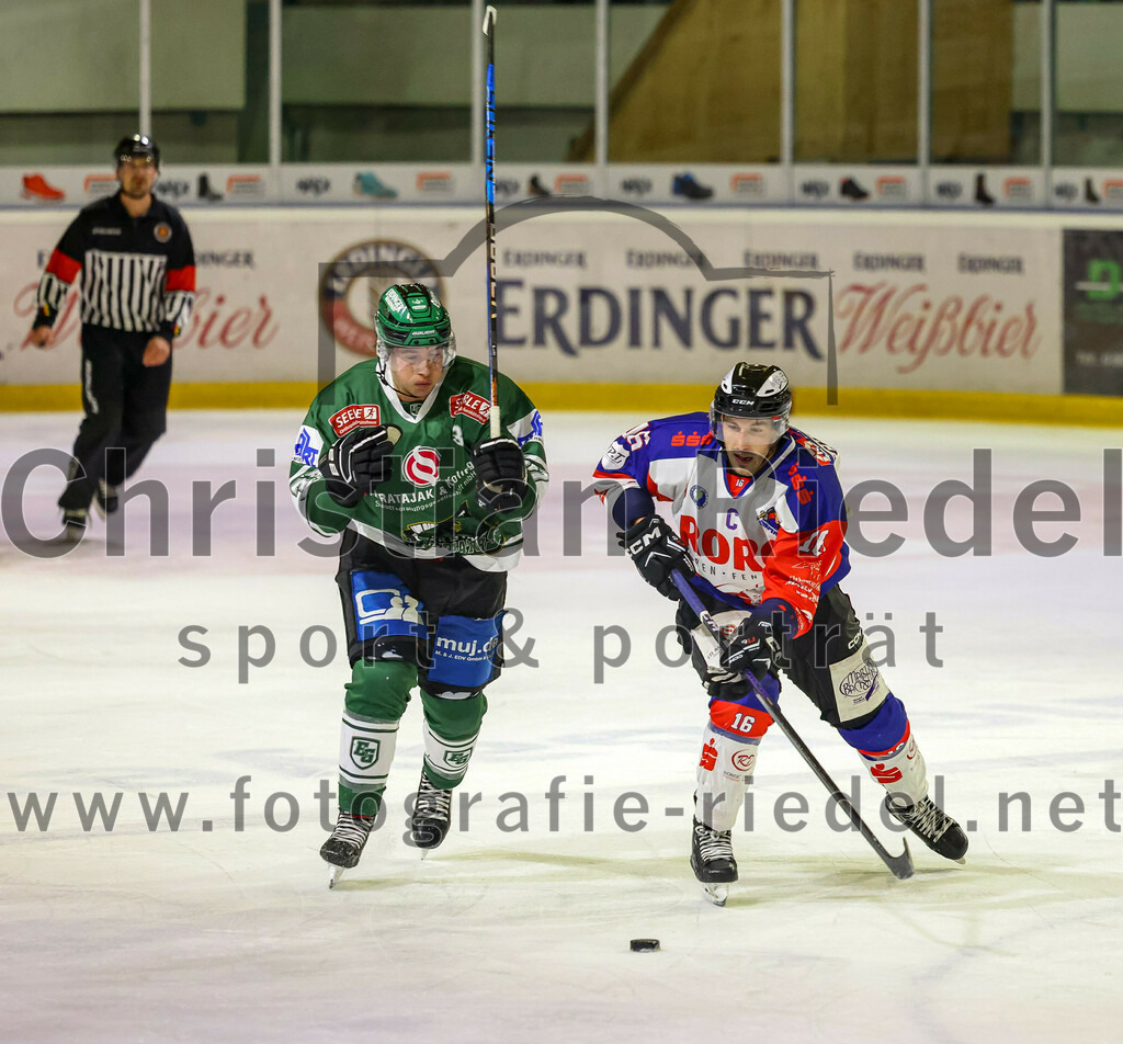 2023-11-03_048_TSV_Erding_gegen_ESC_Dorfen | Erding, Deutschland, 03.11.2023:
Eishockey, Bayernliga Vorrunde 2023 / 2024, 6. Spieltag, TSV Erding gegen ESC Dorfen, Endergebnis: 11:3

Thomas Matheson (Erding Gladiators, #37), Jonas Blaha (ESC Dorfen, #18)

Foto: Christian Riedel / fotografie-riedel.net