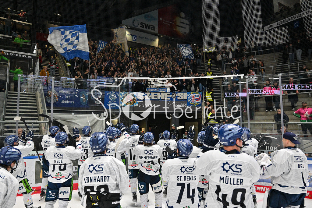 Augsburger Panther - Straubing Tigers | Das Team der Tigers feiert zusammen mit den Fans den Auswaertssieg in Augsburg / Jubel / Freude / Ultras / DEL: Augsburger Panther - Straubing Tigers, Curt Frenzel Stadiom am 20.10.2024