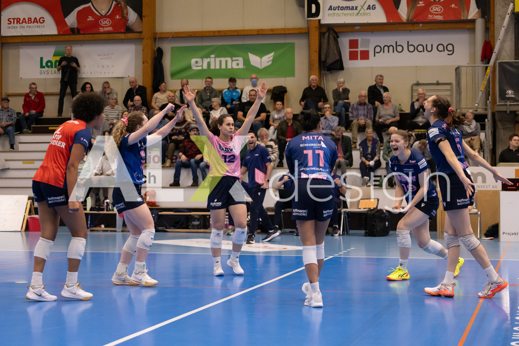Volleyball I Frauen I Saison 2025-2026 I Volleyball NLA | Women I 1/2 Finals I  VC Kanti Schaffhausen - Sm'Aesch Pfeffingen I 07.03.2026 | Sm'Aesch Pfeffingen Spielerinnenkreis - Realisiert mit Pictrs.com