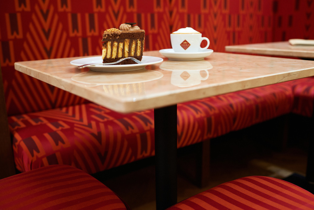 Cafe Sluka | Wien, Austria - March 28, 2018: Conditorei Sluka; eine Sluka Torte mit einer Tasse Melange steht auf dem Tisch. - Realisiert mit Pictrs.com