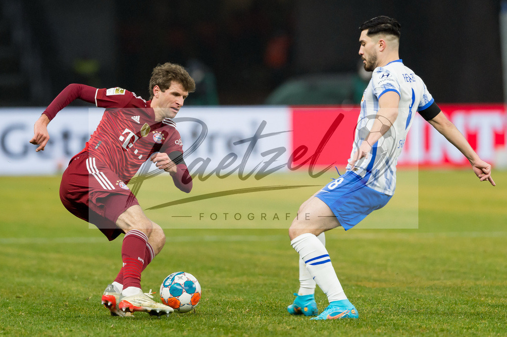 BSCFCB20220123_274 | Fussball, Herren: Thomas Mueller (FC Bayern Muenchen) und Suat Serdar (Hertha BSC) im Zweikampf bei dem Spiel der 1. Bundesliga zwischen Hertha BSC und FC Bayern Muenchen im Olypiastadion am 23.01.2022 in Berlin, Deutschland.DFB / DFL REGULATIONS PROHIBIT ANY USE OF PHOTOGRAPHS AS IMAGE SEQUENCES AND/OR QUASI-VIDEO. - Realisiert mit Pictrs.com