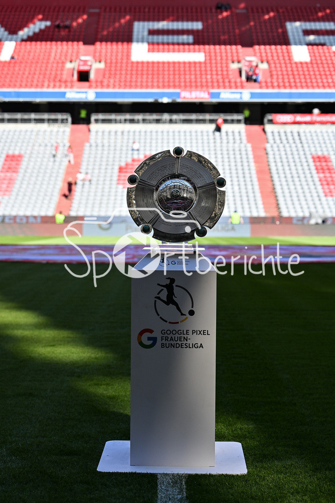 FC Bayern München - Bayer 04 Leverkusen | Die Meisterschale der Google Pixel Frauen Bundesliga steht vor Anpiff in der Sonne / Symbolbild / Google Pixle Frauen-Bundsliga: FC Bayern München - Bayer 04 Leverkusen; Allianz Arena am 06.09.2025