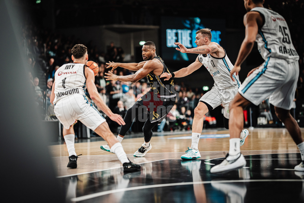 Basketball | Männer | Saison 2024/2025 | easyCredit Basketball Bundesliga | 12. Spieltag | Veolia Towers Hamburg vs. MHP Riesen Ludwigsburg | 21.12.2024 | Yorman Polas Bartolo (#13, MHP Riesen Ludwigsburg) mit einem No Look Pass