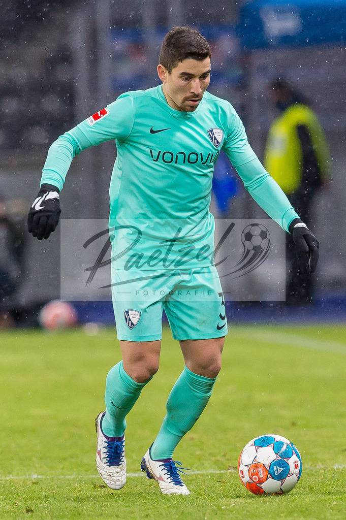 HERBOC20220204_285 | Fussball, Herren: Danilo Soares (VfL Bochum) in Aktion, am Ball, Einzelaktion bei dem Spiel der 1. Bundesliga zwischen Hertha BSC und VfL Bochum im Olypiastadion am 04.02.2022 in Berlin, Deutschland.DFB / DFL REGULATIONS PROHIBIT ANY USE OF PHOTOGRAPHS AS IMAGE SEQUENCES AND/OR QUASI-VIDEO. - Realisiert mit Pictrs.com