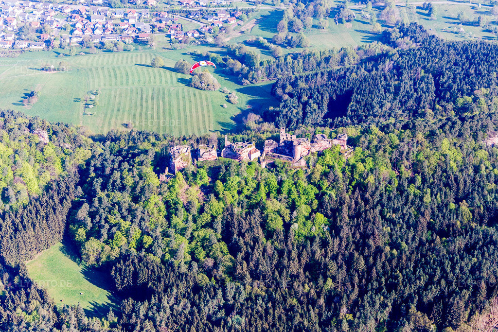 Luftbild: Dahn, Ruine Altdahn in Dahn im Bundesland Rheinland-Pfalz in Deutschland. Foto: IMG_106915.jpg vom 22.04.2018 durch Werner Riehm/FLY-FOTO.de