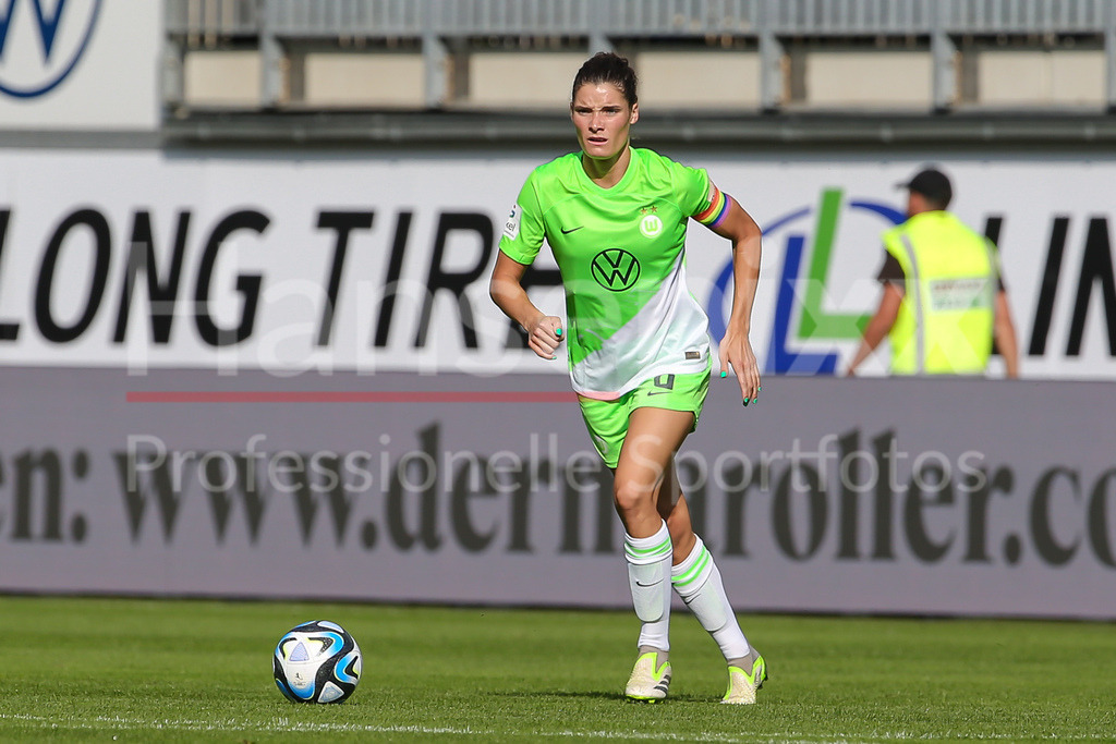 Fussball, Google Pixel Frauen-Bundesliga, VfL Wolfsburg - Bayer 04 Leverkusen | v.li.: Dominique Janssen (VfL Wolfsburg, 6) Freisteller, Einzelbild, Ganzkörper, Aktion, Action, Spielszene, DIE DFB-RICHTLINIEN UNTERSAGEN JEGLICHE NUTZUNG VON FOTOS ALS SEQUENZBILDER UND/ODER VIDEOÄHNLICHE FOTOSTRECKEN. DFB REGULATIONS PROHIBIT ANY USE OF PHOTOGRAPHS AS IMAGE SEQUENCES AND/OR QUASI-VIDEO.