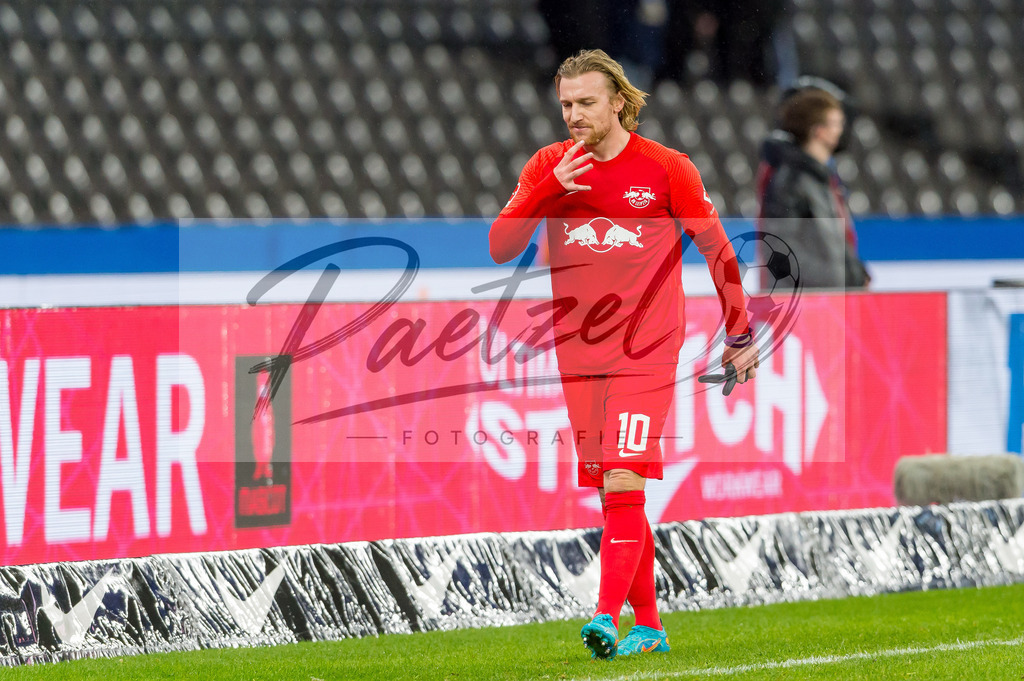 BSCRBL20220220_215 | Fussball, Herren: Emil Forsberg (RB Leipzig) schaut bei dem Spiel der 1. Bundesliga zwischen Hertha BSC und RB Leipzig im Olypiastadion am 20.02.2022 in Berlin, Deutschland.DFB / DFL REGULATIONS PROHIBIT ANY USE OF PHOTOGRAPHS AS IMAGE SEQUENCES AND/OR QUASI-VIDEO. - Realisiert mit Pictrs.com