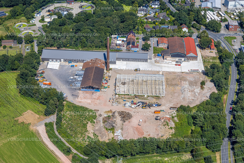 Schermbeck240801895 | Luftbild, Baustelle mit Abriss und Neubau Stahlgerüst an der Maassenstraße Ecke Alte Poststraße, Gebäude mit Schornstein, Bricht, Schermbeck, Ruhrgebiet, Nordrhein-Westfalen, Deutschland