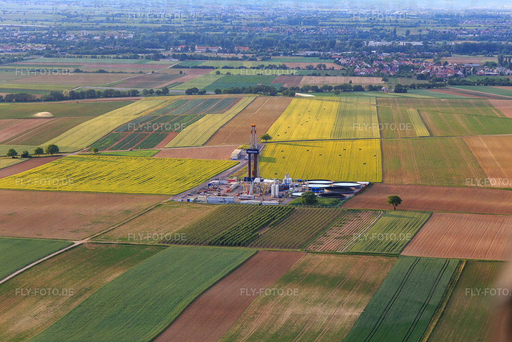 Bohrgelände des Tiefenbohrplatz V20 von Vercana GmbH für Vulcan Energy am Schleidberg zur Förderung von Geothermie und Lithium https://v-er.eu/ | Luftbild: Bohrgelände des Tiefenbohrplatz V20 von Vercana GmbH für Vulcan Energy am Schleidberg zur Förderung von Geothermie und Lithium https://v-er.eu/ in Insheim im Bundesland Rheinland-Pfalz in Deutschland. Foto: IMG_146786.jpg vom 20.05.2025 durch Werner Riehm/FLY-FOTO.de - Realisiert mit Pictrs.com