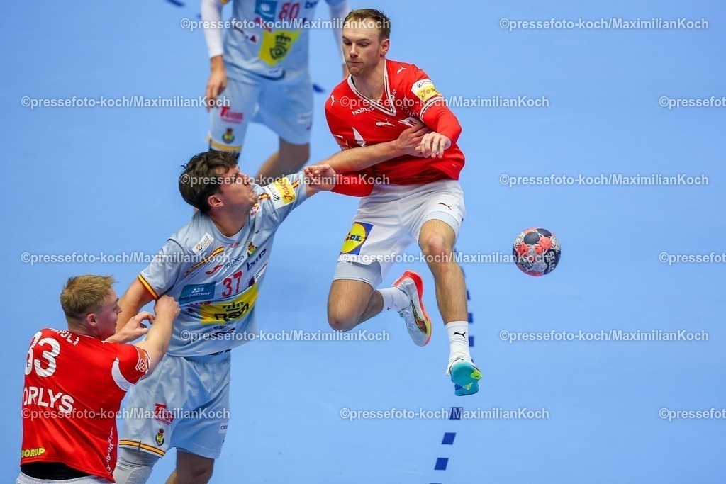 EHF24012602117 | 24.01.2026, Handball, Men's EHF EURO 2026, Dänemark -Spanien, Jyske Bank Boxen in Herning, Dänemark, Main Round:  Mathias Gidsel (Denmark #19) wirft auf das Tor im Zweikampf gegen   Victor Romero Holguin (Espania #37)