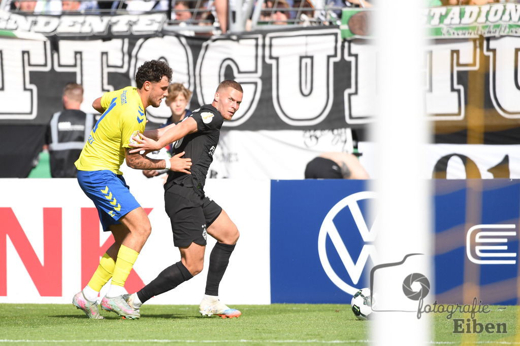 SV Atlas-Delmenhorst-Borussia Mönchengladbach | DFB-Pokal 1. Runde;SV Atlas Delmenhorst (gelb)-Borussia Mönchengladbach (schwarz) am 17.08.2025 in Oldenburg (Marschweg-Stadion), Photo: Philip Eiben 2025 - Realisiert mit Pictrs.com