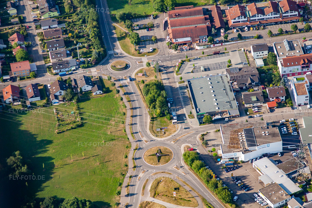 Luftbild: Noch'n Kreisverkehr im Ortsteil Langensteinbach in Karlsbad im Bundesland Baden-Württemberg in Deutschland. Foto: IMG_69882.jpg vom 06.07.2014 durch Werner Riehm/FLY-FOTO.de